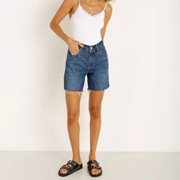 Levi’s 501 mid thigh dark wash button fly shorts - Picture 3 of 6